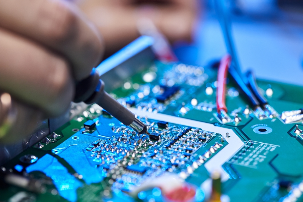 Engineer,Is,Soldering,A,Computer,Board,,Circuit,,Chip,Or,Microchip.