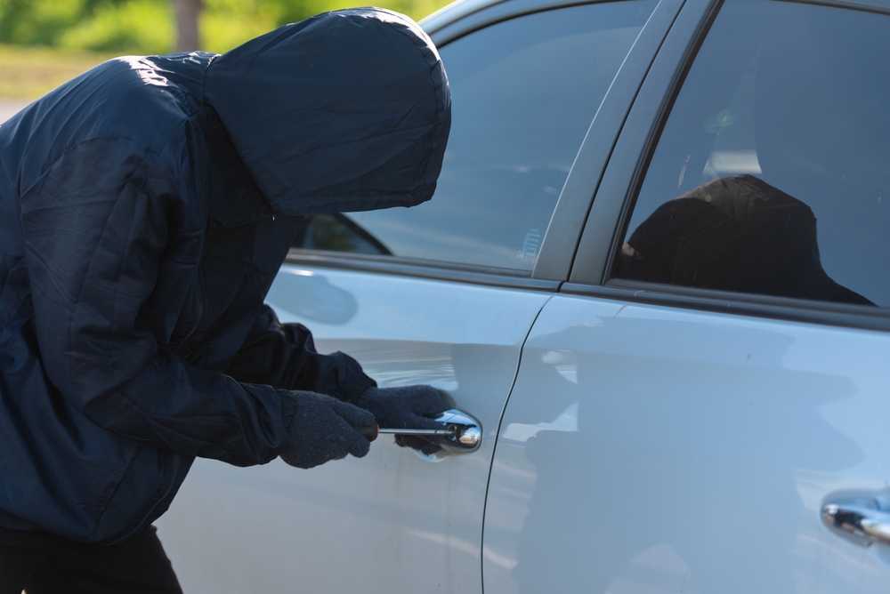 Close-up,Man,Dressed,In,A,Black,Holding,Screwdriver,To,Break