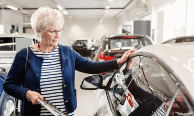 kvinne, kvinde, woman, køber kjøper elbil, buy car