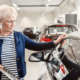 kvinne, kvinde, woman, køber kjøper elbil, buy car