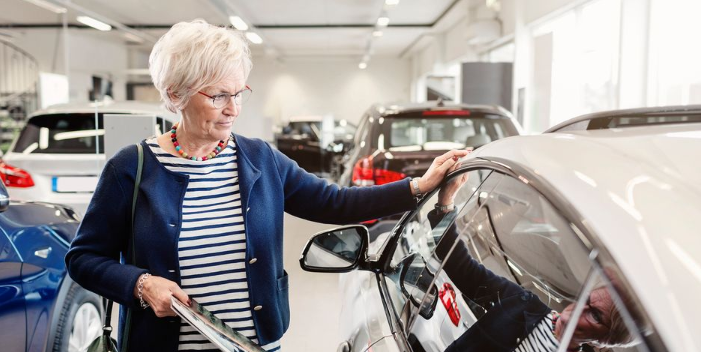 kvinne, kvinde, woman, køber kjøper elbil, buy car