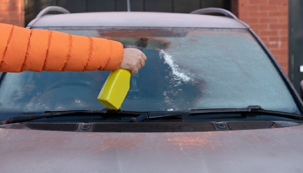 frozen car windshield de icing