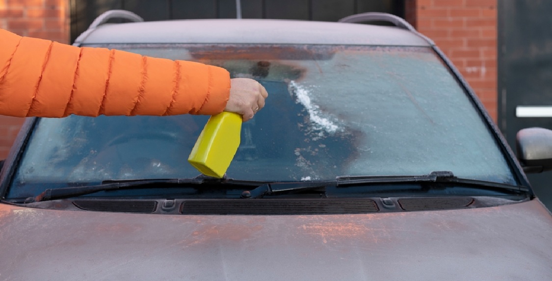frozen car windshield de icing