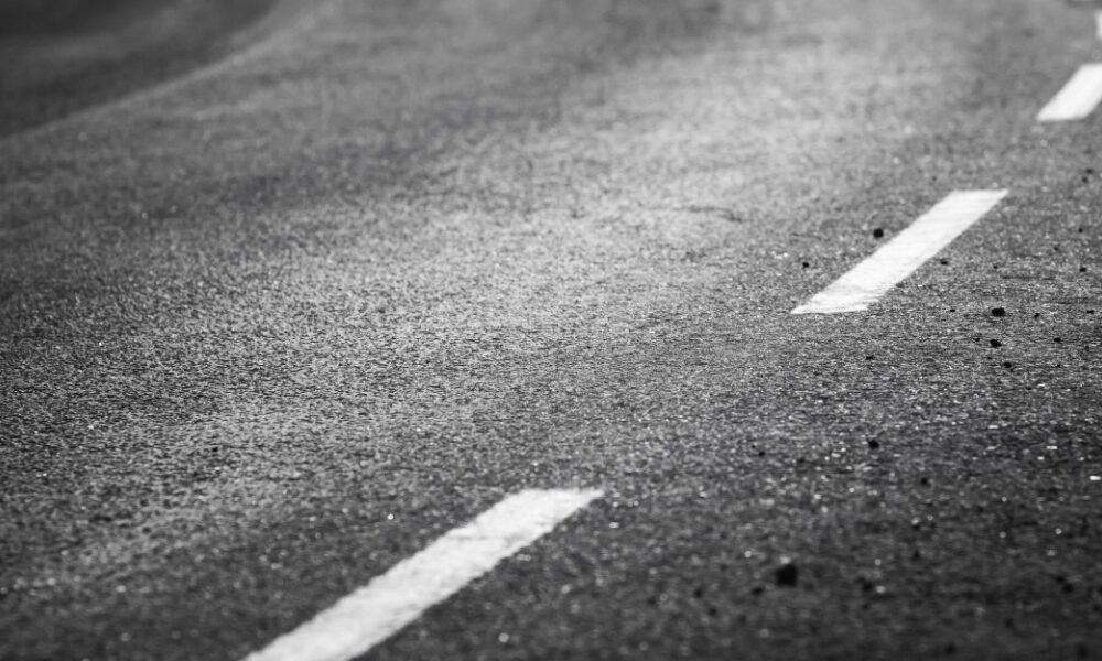 Hvide striber på vejen
