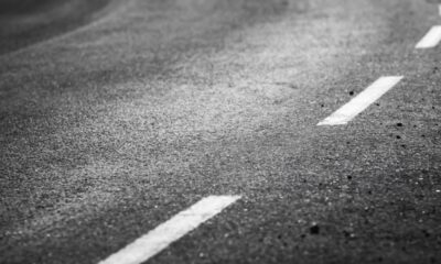 Hvide striber på vejen