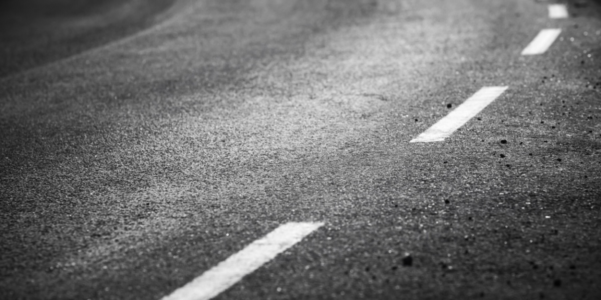 Hvide striber på vejen