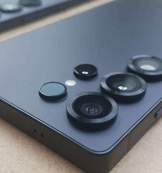 Samsung Galaxy S25, two hole