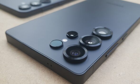 Samsung Galaxy S25, two hole