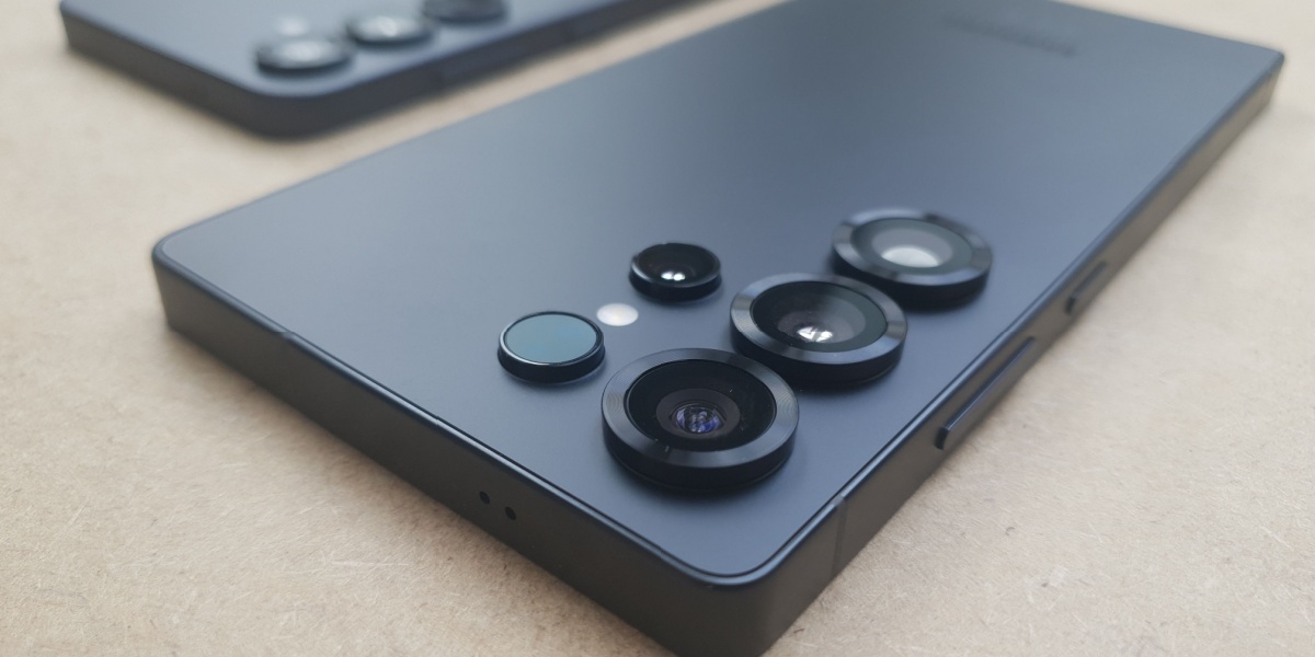 Samsung Galaxy S25, two hole