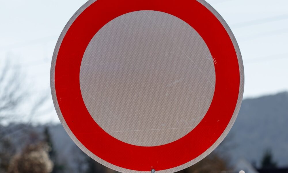 Vejskilt rød og hvid