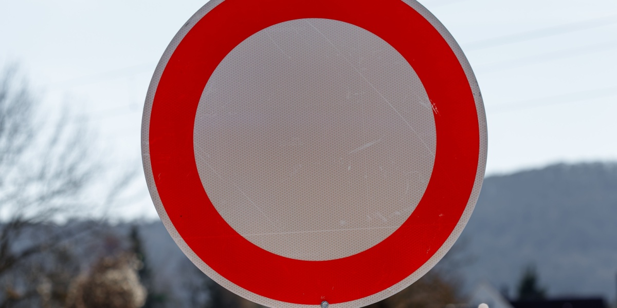 Vejskilt rød og hvid