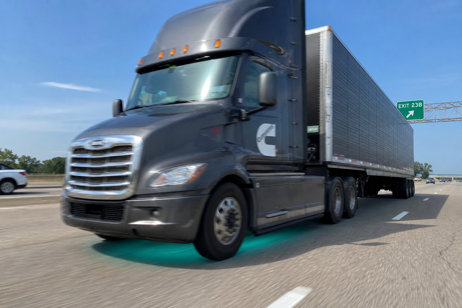 Slutt med ladestopp: Amerikansk motorvei lader tungbil i 105 km/t