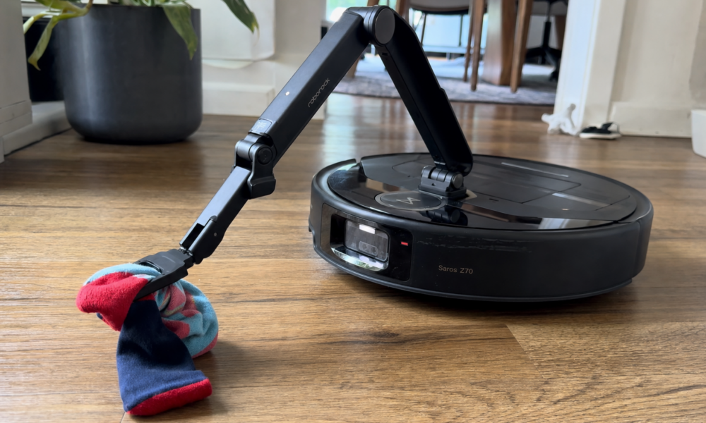 Robotarmen plukker opp sokker, men treffer kun annenhver gang