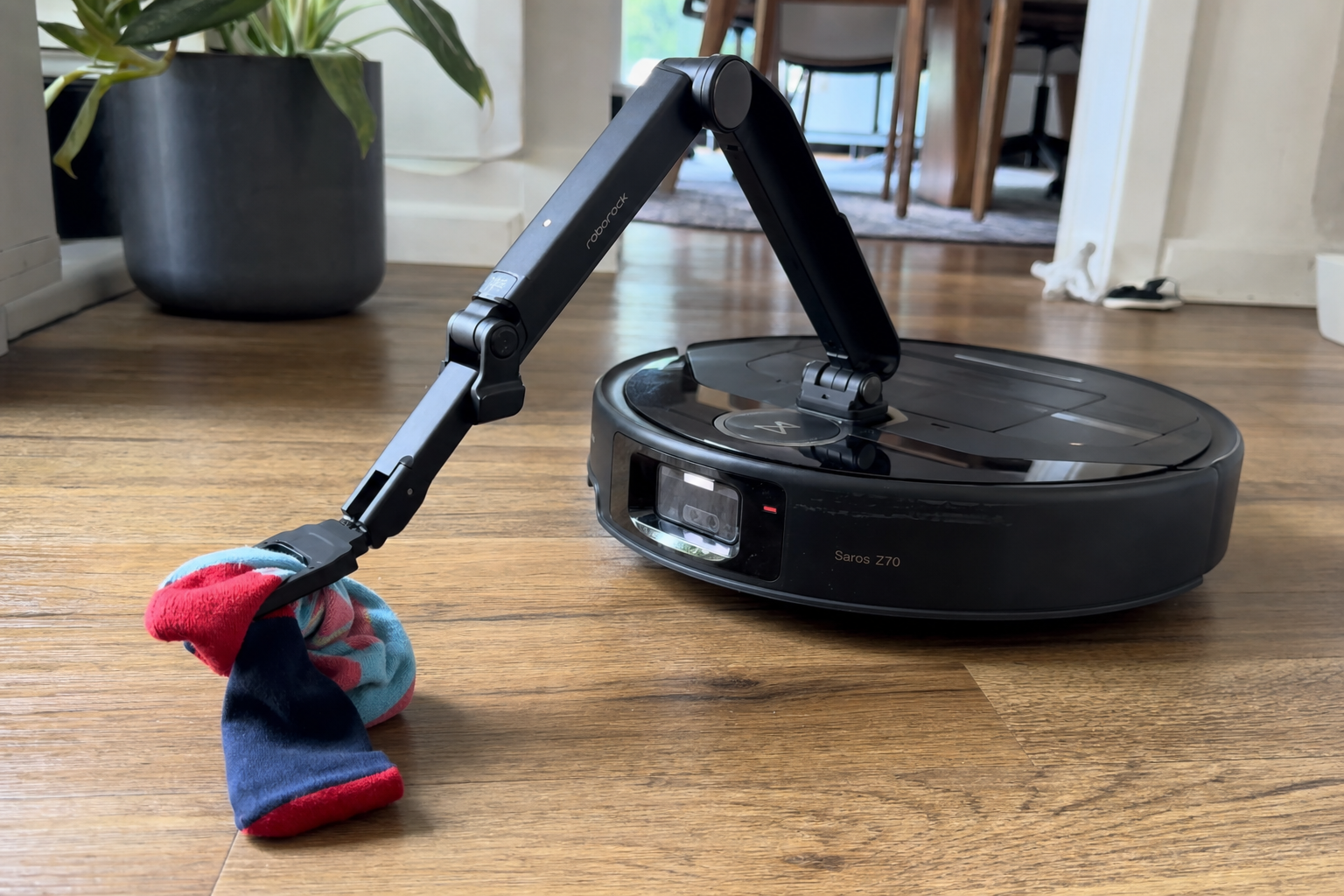 Robotarmen plukker opp sokker, men treffer kun annenhver gang