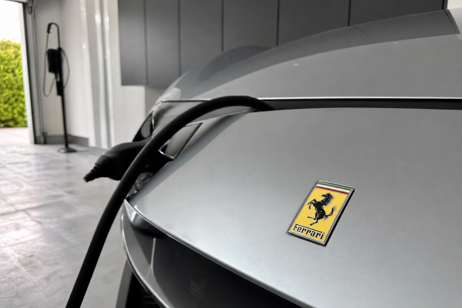 Ferrari avduker første elbil mandag: Jony Ive-design og prislapp på over 6 millioner kroner
