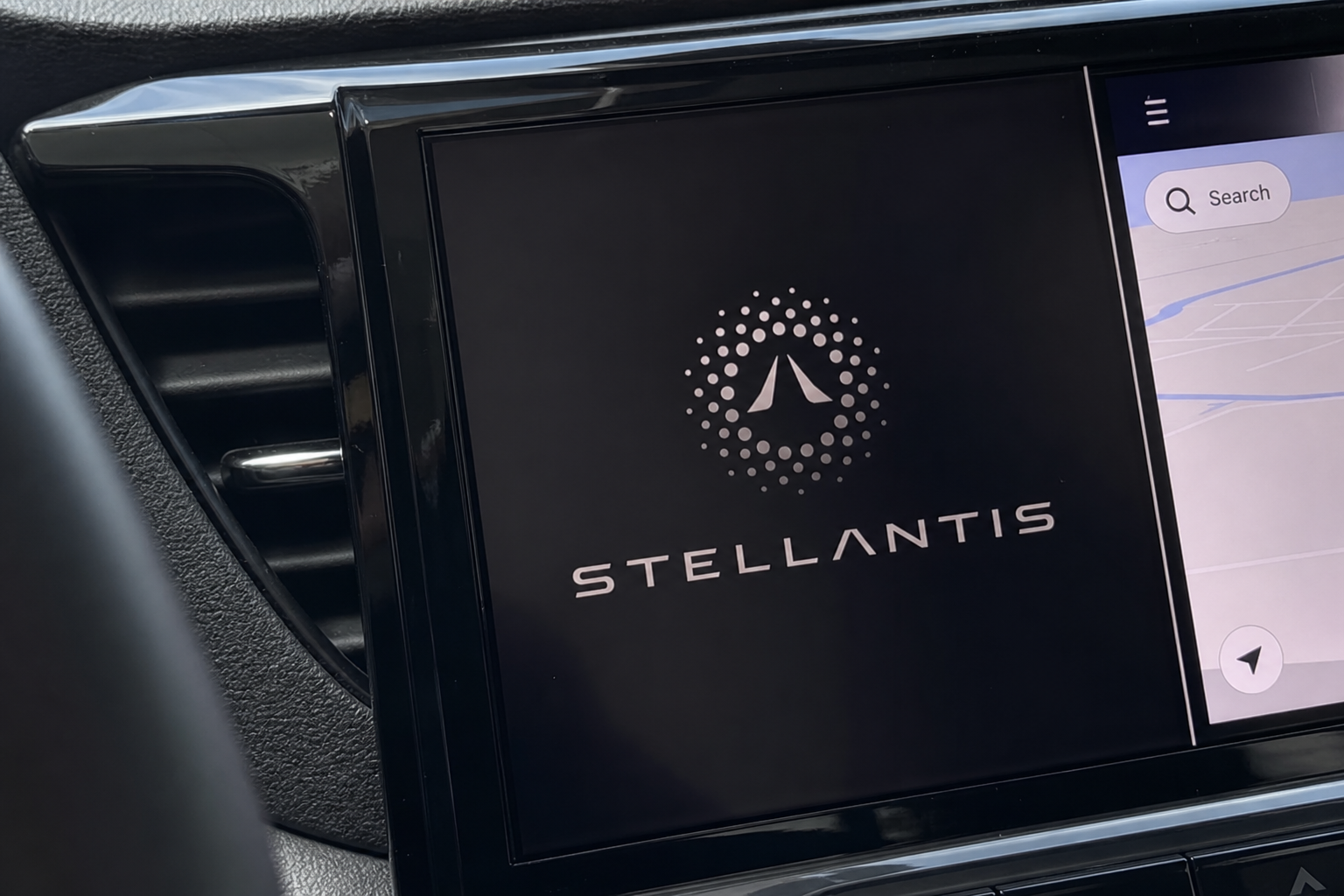 Stellantis satser på lærende AI: Wayve-teknologi skal kjøre Fiat, Peugeot og Jeep fra 2028