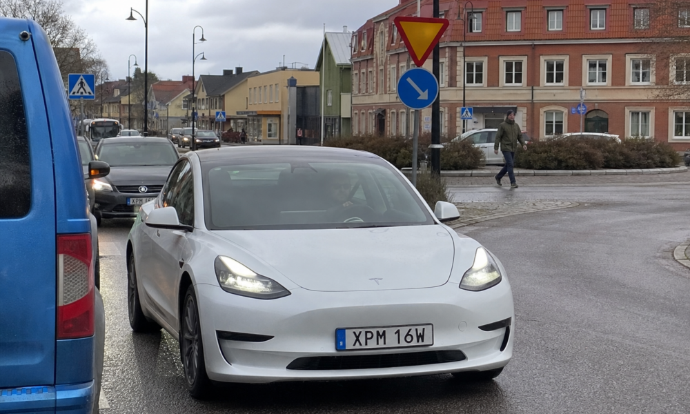 Tesla FSD slippes løs i svensk småby: Norge står på sidelinjen