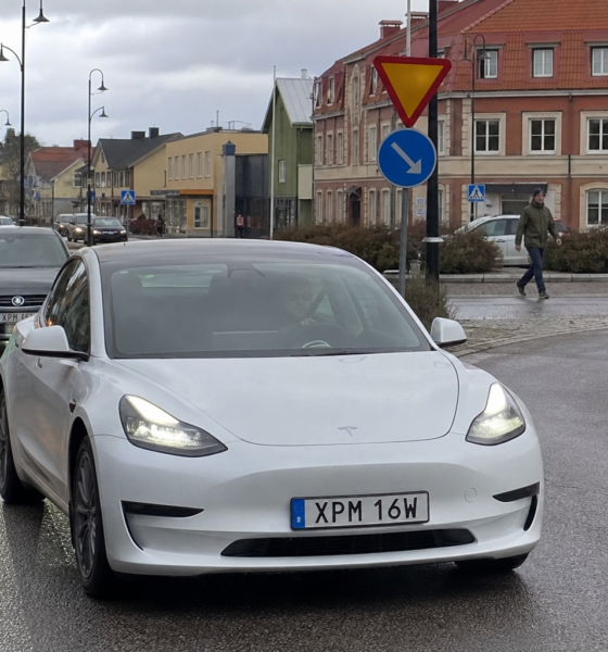 Tesla FSD slippes løs i svensk småby: Norge står på sidelinjen