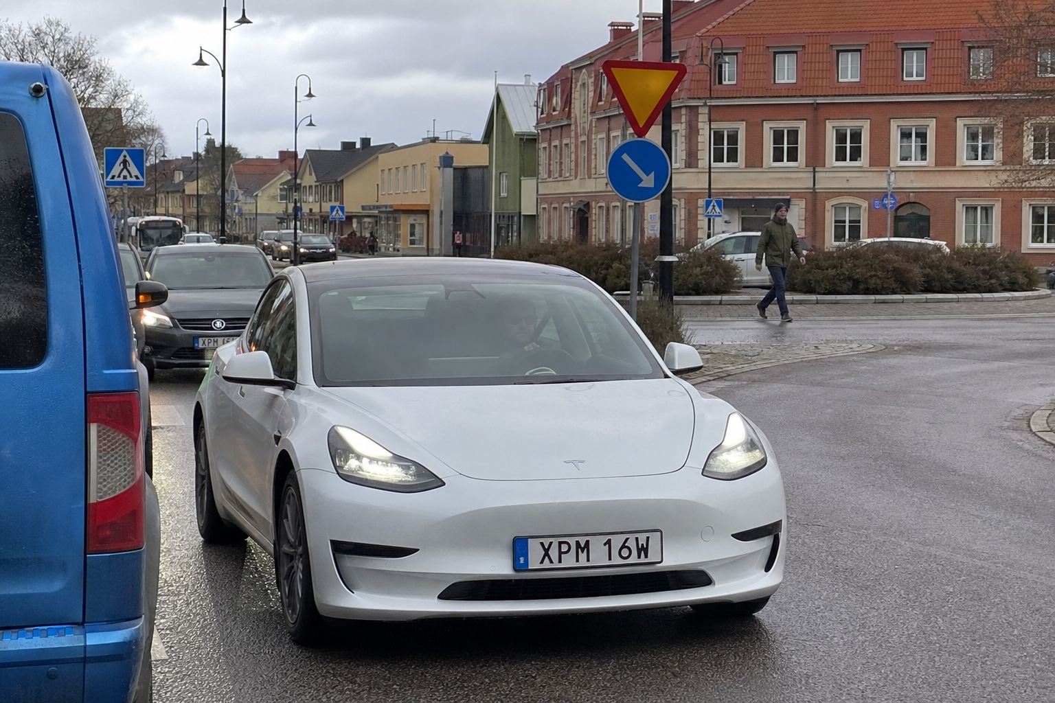 Tesla FSD slippes løs i svensk småby: Norge står på sidelinjen