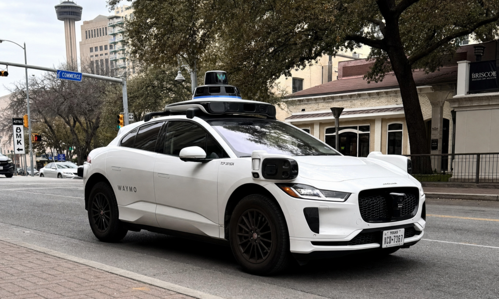 Robotaxier kjørte ut i flom: Waymo må tilbakekalle 3.800 selvkjørende biler