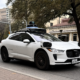 Robotaxier kjørte ut i flom: Waymo må tilbakekalle 3.800 selvkjørende biler