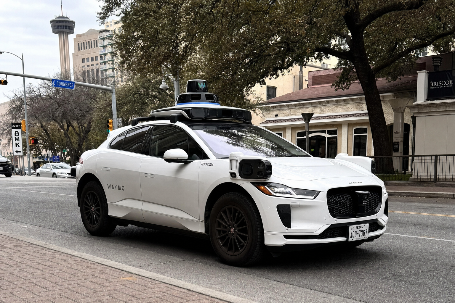 Robotaxier kjørte ut i flom: Waymo må tilbakekalle 3.800 selvkjørende biler