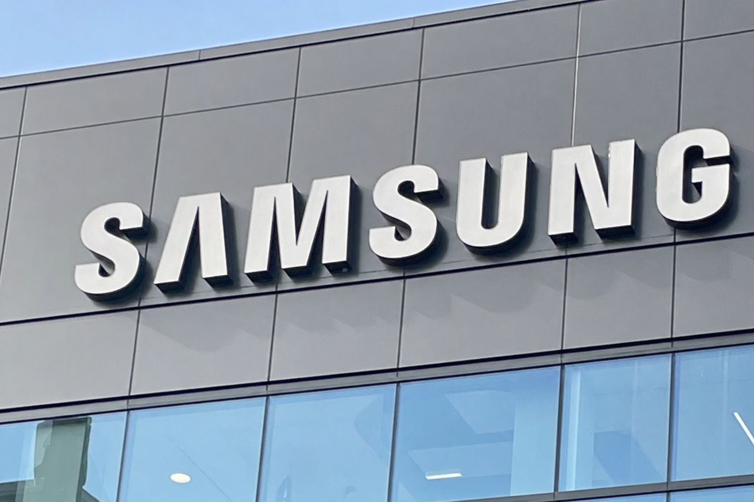 Samsung dropper det smale designet: Galaxy Z Fold 8 Wide får helt nytt format