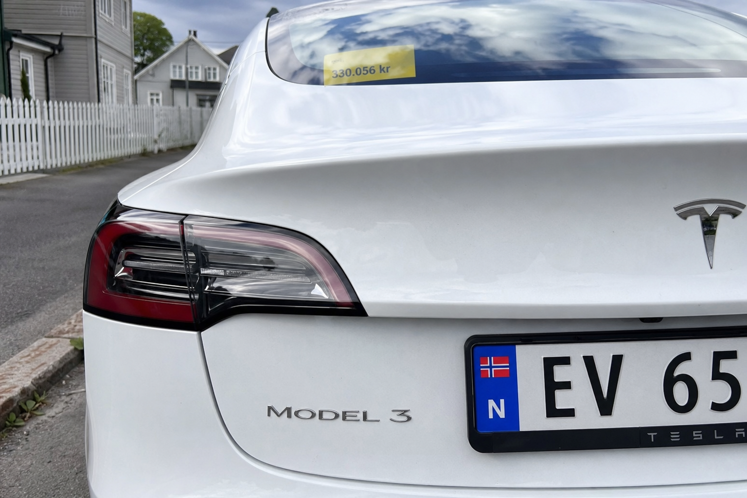 Tesla skviser nye Model 3 Standard mot 300 000-grensen: Slik unngår du momssjokket