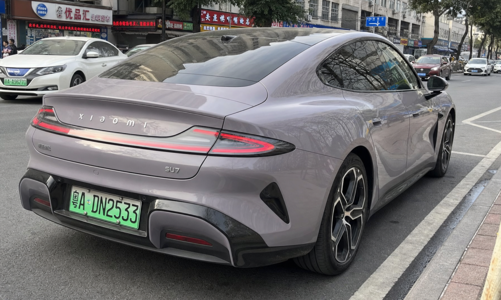 Tesla rasler ut av Kinas topp 10: Nå selger Xiaomi flere biler enn Elon Musks elbiler