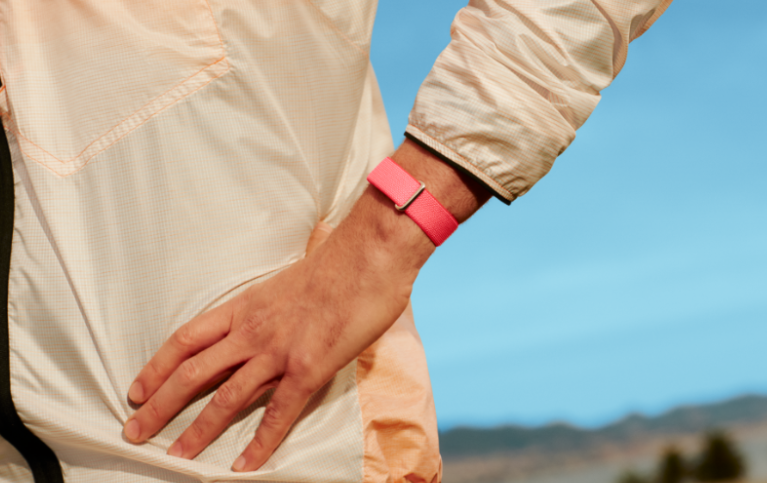 Fitbit Air: Google utfordrer Whoop med skjermlos brikke til 100 dollar