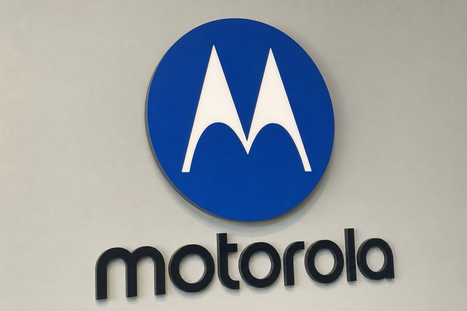 Motorola slår tilbake mot Samsung: Razr Fold 2026 koster 1.899 dollar og har 16 GB RAM