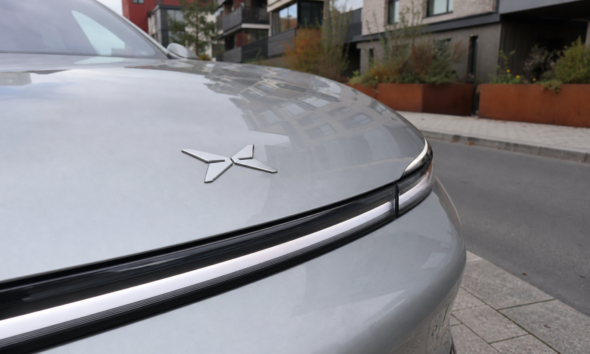Kinesisk Tesla-utfordrer med 640 km rekkevidde: XPeng vil sende Mona til Europa