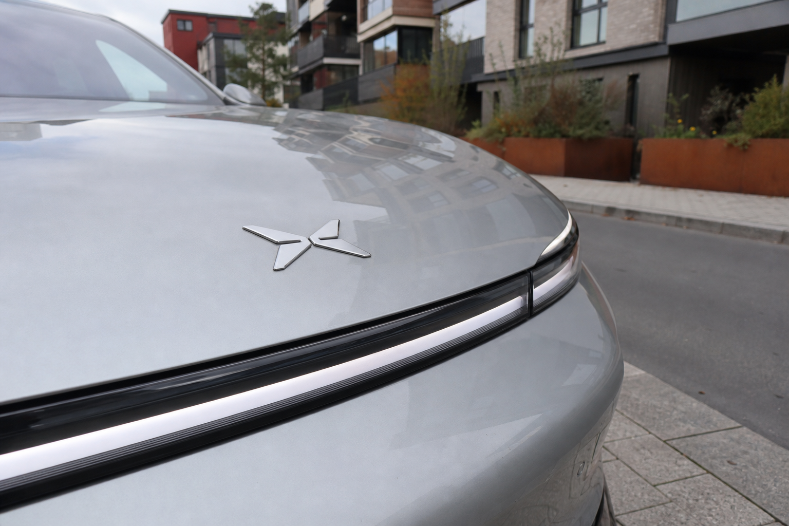 Kinesisk Tesla-utfordrer med 640 km rekkevidde: XPeng vil sende Mona til Europa