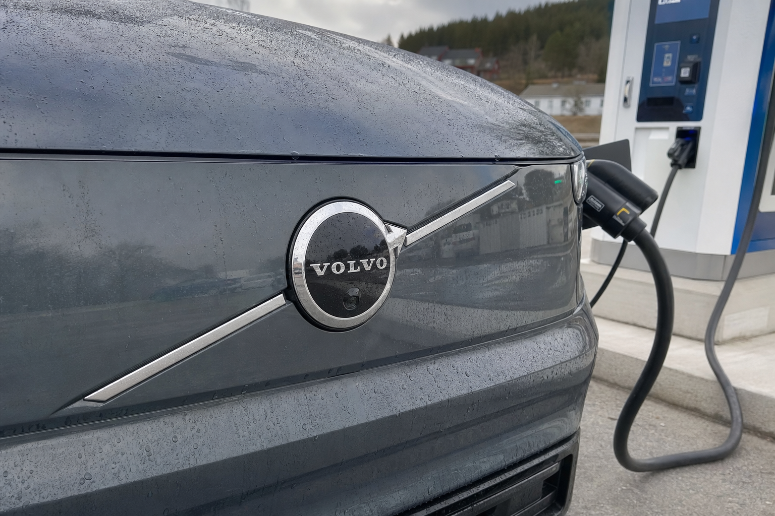 Volvo lover 810 km på én lading - men norske kjøpere venter på momssjokk