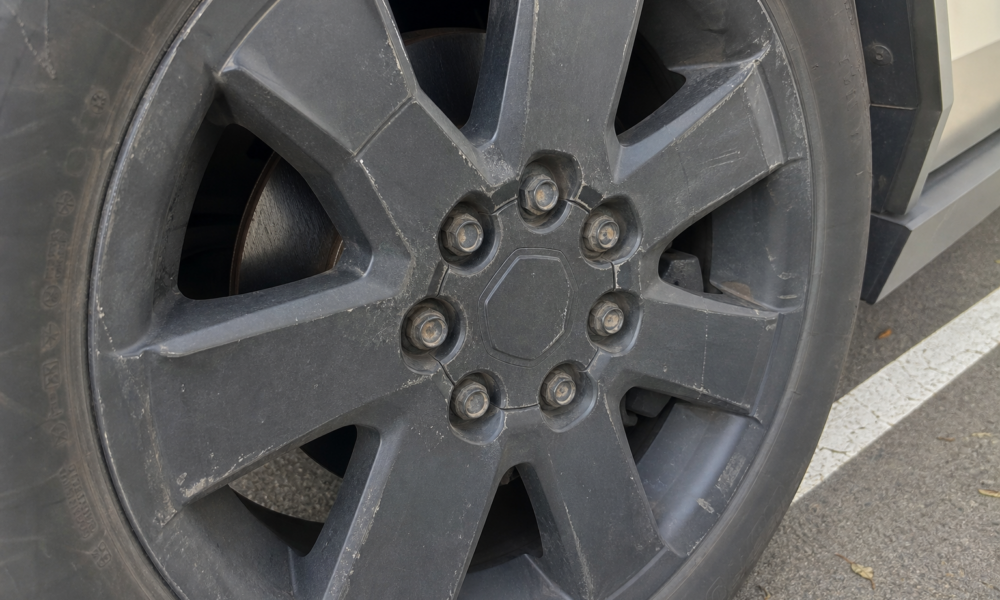 Hjulene kan falle av: Tesla tilbakekaller Cybertruck på grunn av stålfelger