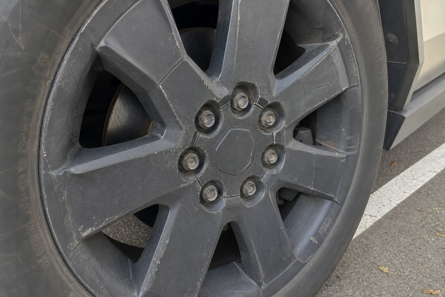 Hjulene kan falle av: Tesla tilbakekaller Cybertruck på grunn av stålfelger