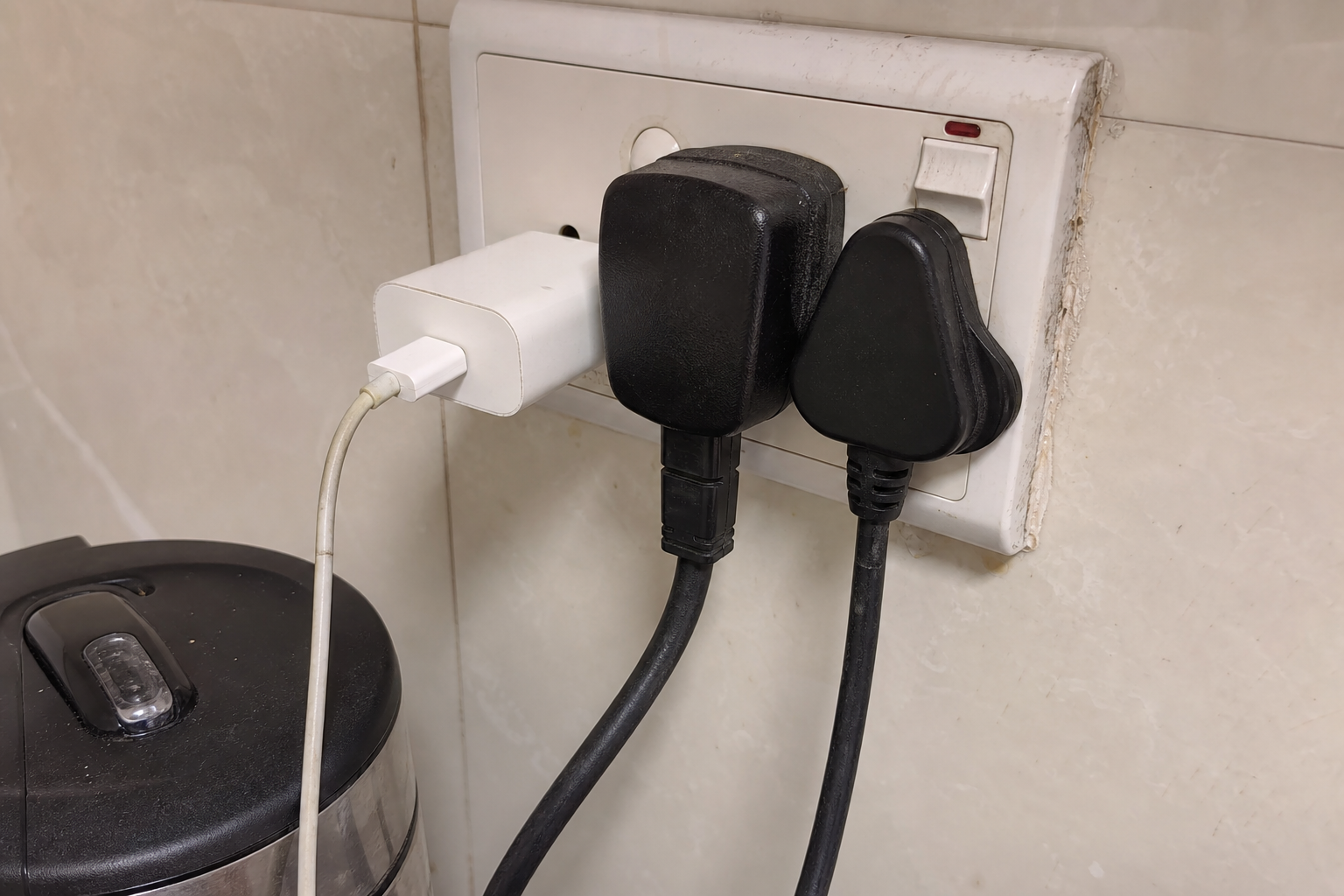Standby-'tyvene' kan stjele tusen kroner i året: Slik stopper du dem