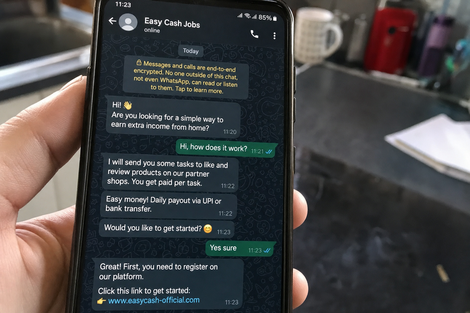 Begynner på SMS, ender på WhatsApp: Slik omgår svindlerne bankenes varsler