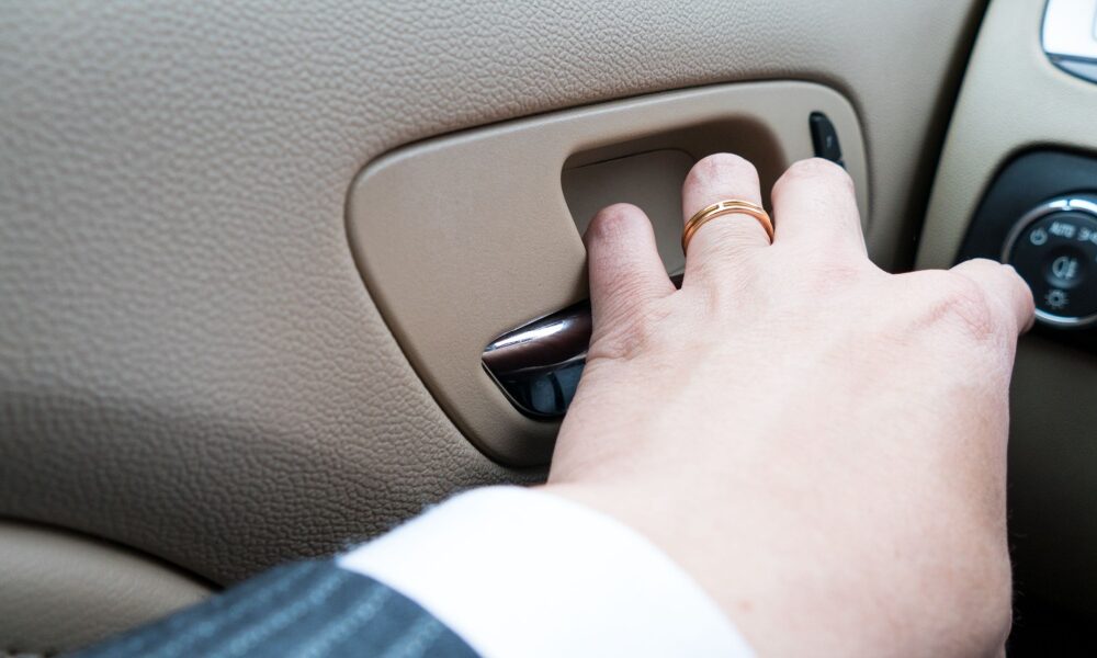 Car door, opening door, bildør