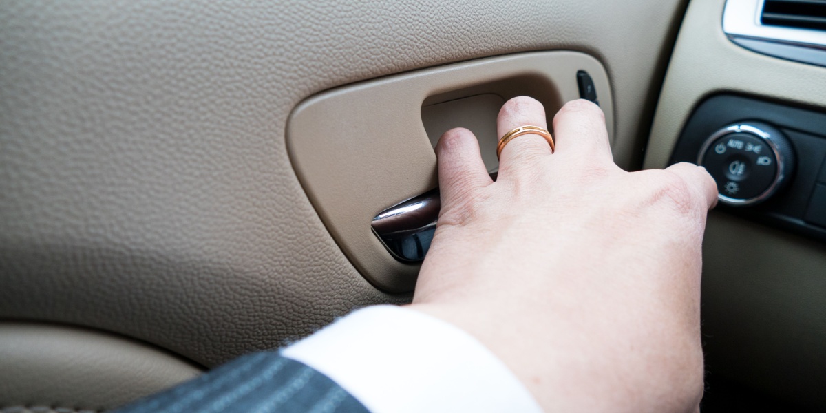 Car door, opening door, bildør