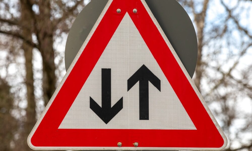 Two way traffic sign