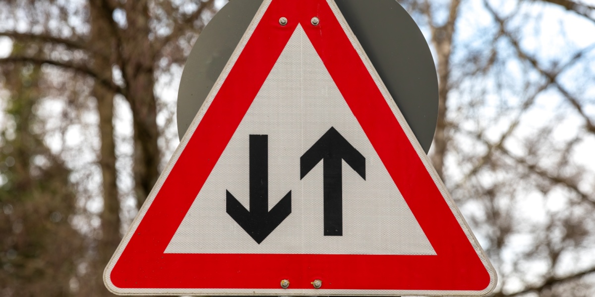Two way traffic sign