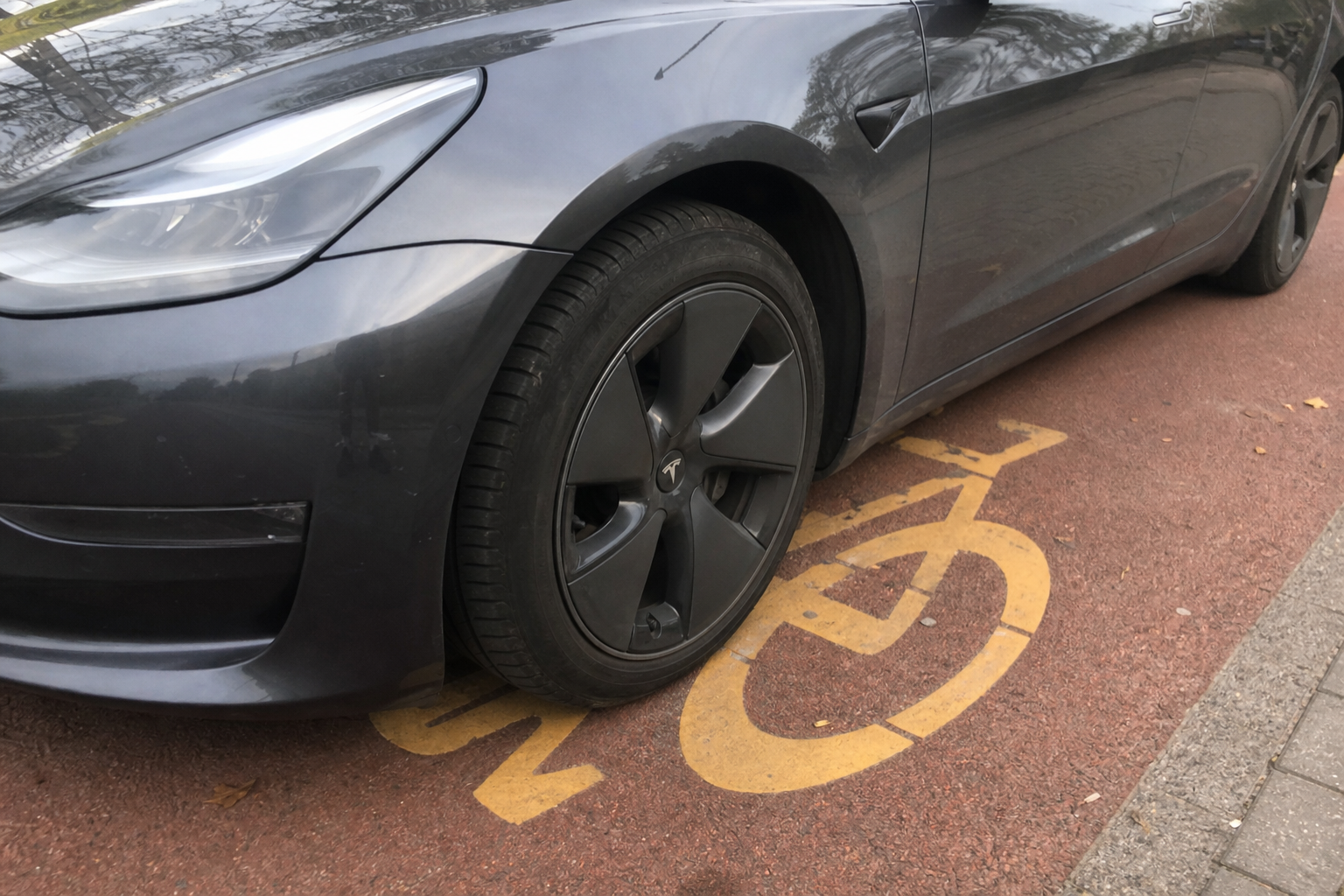 Tesla feiret FSD-godkjenning i København, men reklamevideoen bryter dansk lov fem ganger