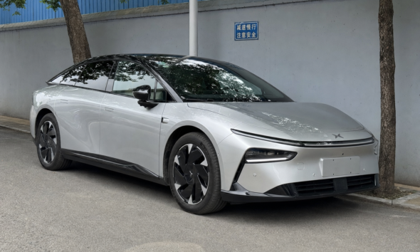 Kinesisk Tesla-utfordrer XPeng P7+ ruller inn i Norge fra 449 900 kroner