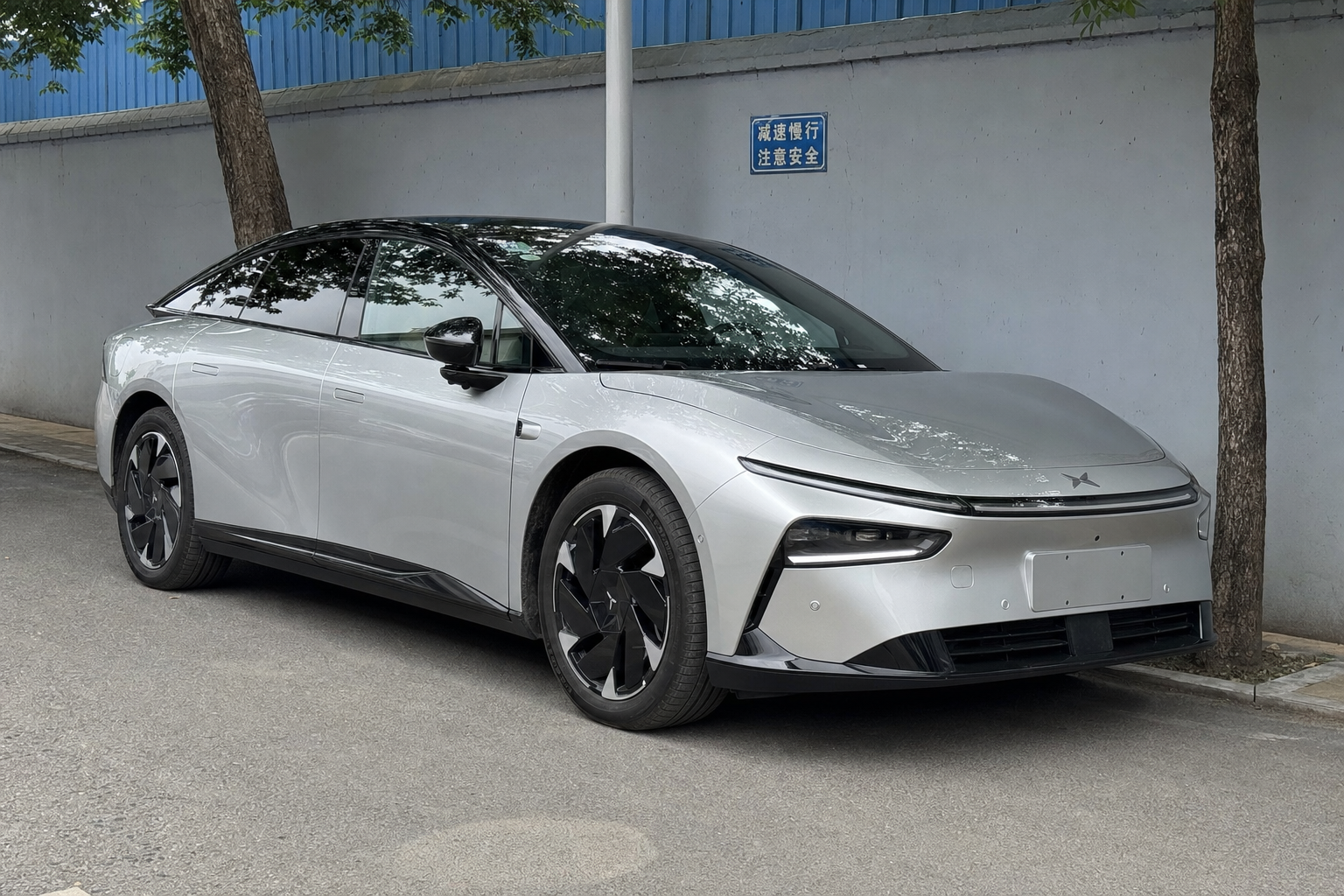 Kinesisk Tesla-utfordrer XPeng P7+ ruller inn i Norge fra 449 900 kroner