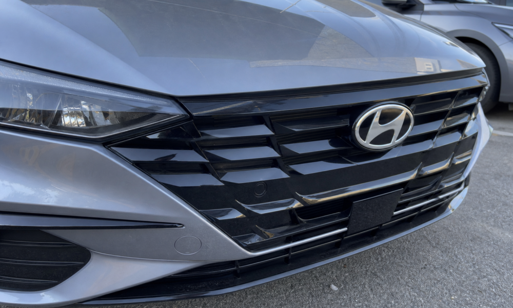 Hyundai viser frem helt ny Elantra: 8. generasjon med ny design og hybrid-drivlinje klar for Europa i 2027