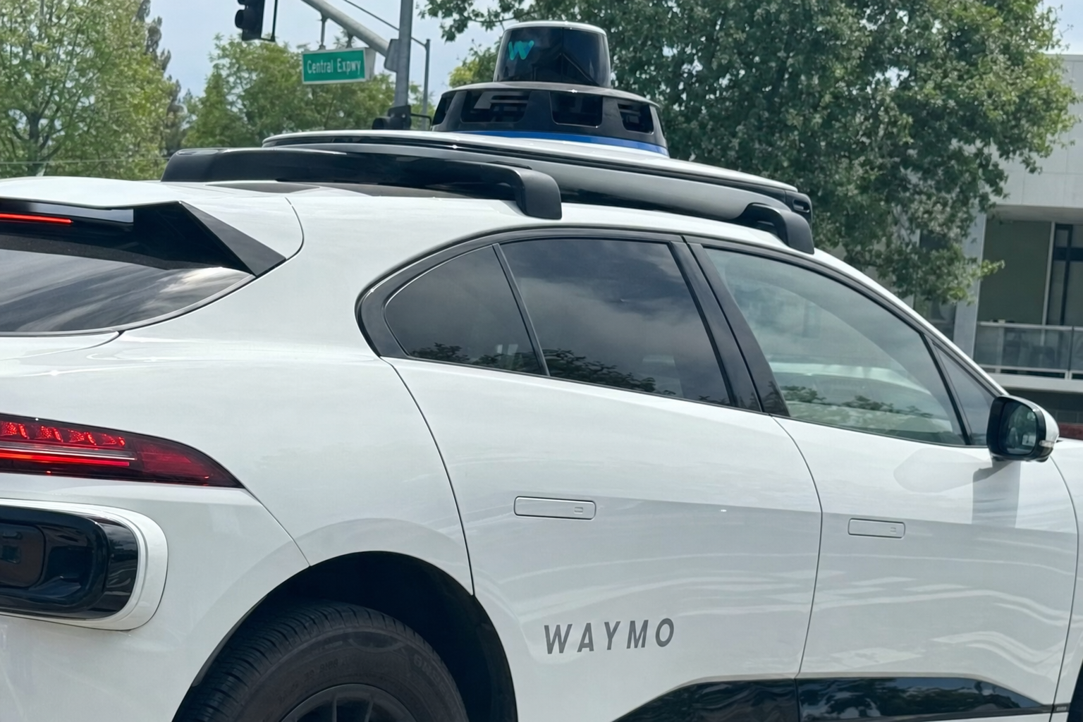Waymo publiserer studie i Nature: Slik vil de bevise at robotaxien er tryggere enn deg