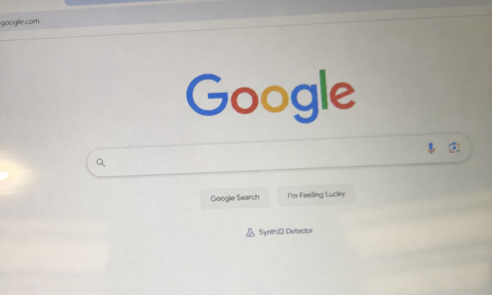 Google merker nå alle AI-videoer usynlig: Slik kan du avsløre kunstig innhold med ett klikk