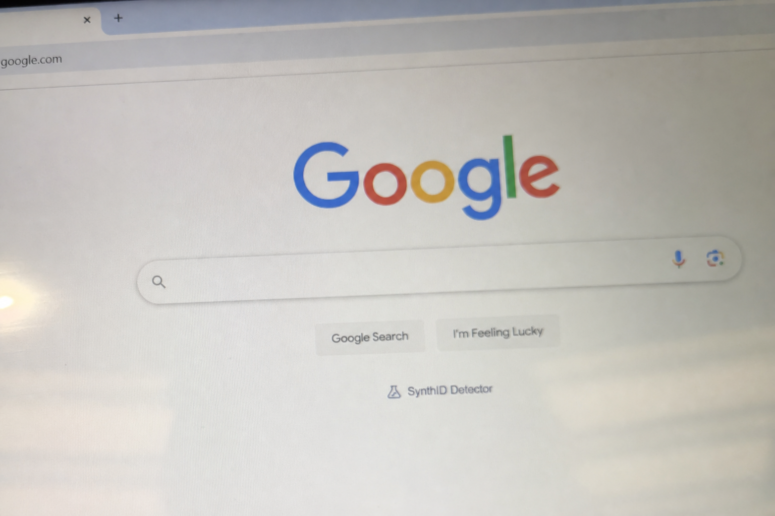 Google merker nå alle AI-videoer usynlig: Slik kan du avsløre kunstig innhold med ett klikk