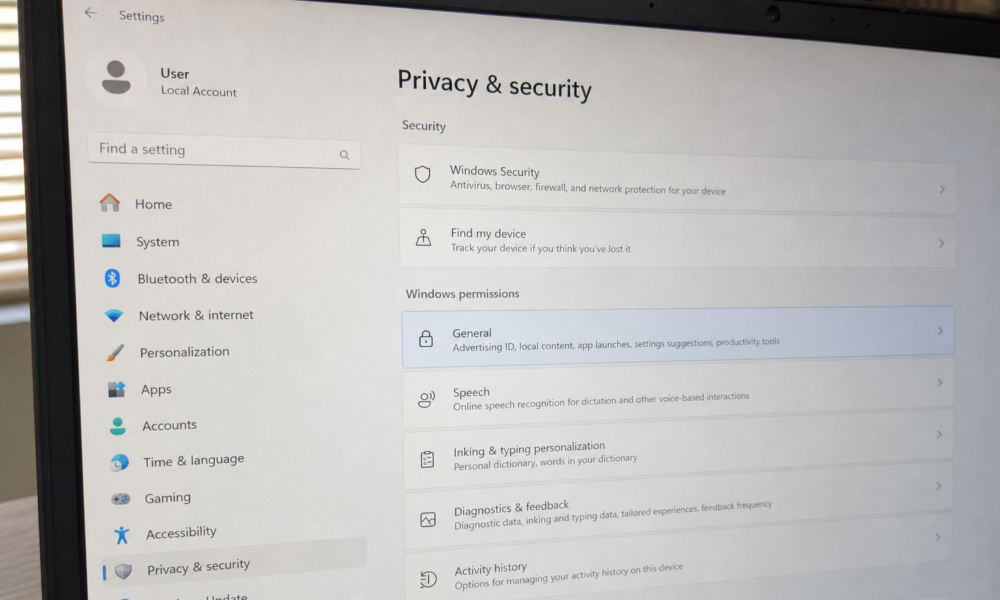 Microsoft sporer deg via en skjult reklame-ID i Windows 11: Slik slår du den av